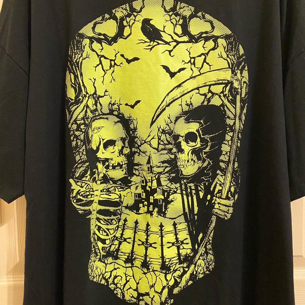 Vintage Y2K Glow-in-the-Dark Halloween Skeleton Skull Haunted House Black Tee